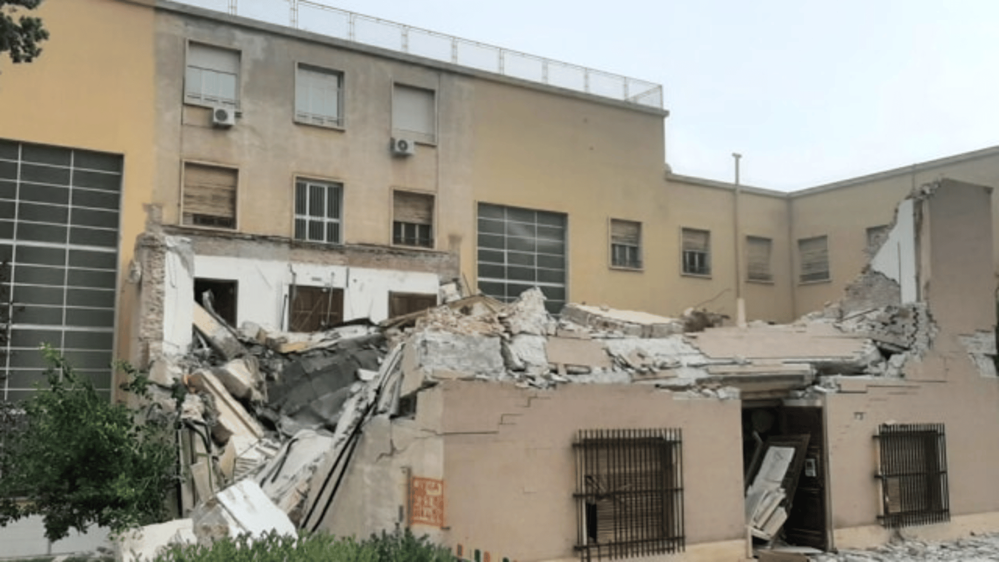 Crollo edificio all'Università di Cagliari. Fortunatamente nessuna vittima. "Evento inaccettabile"
